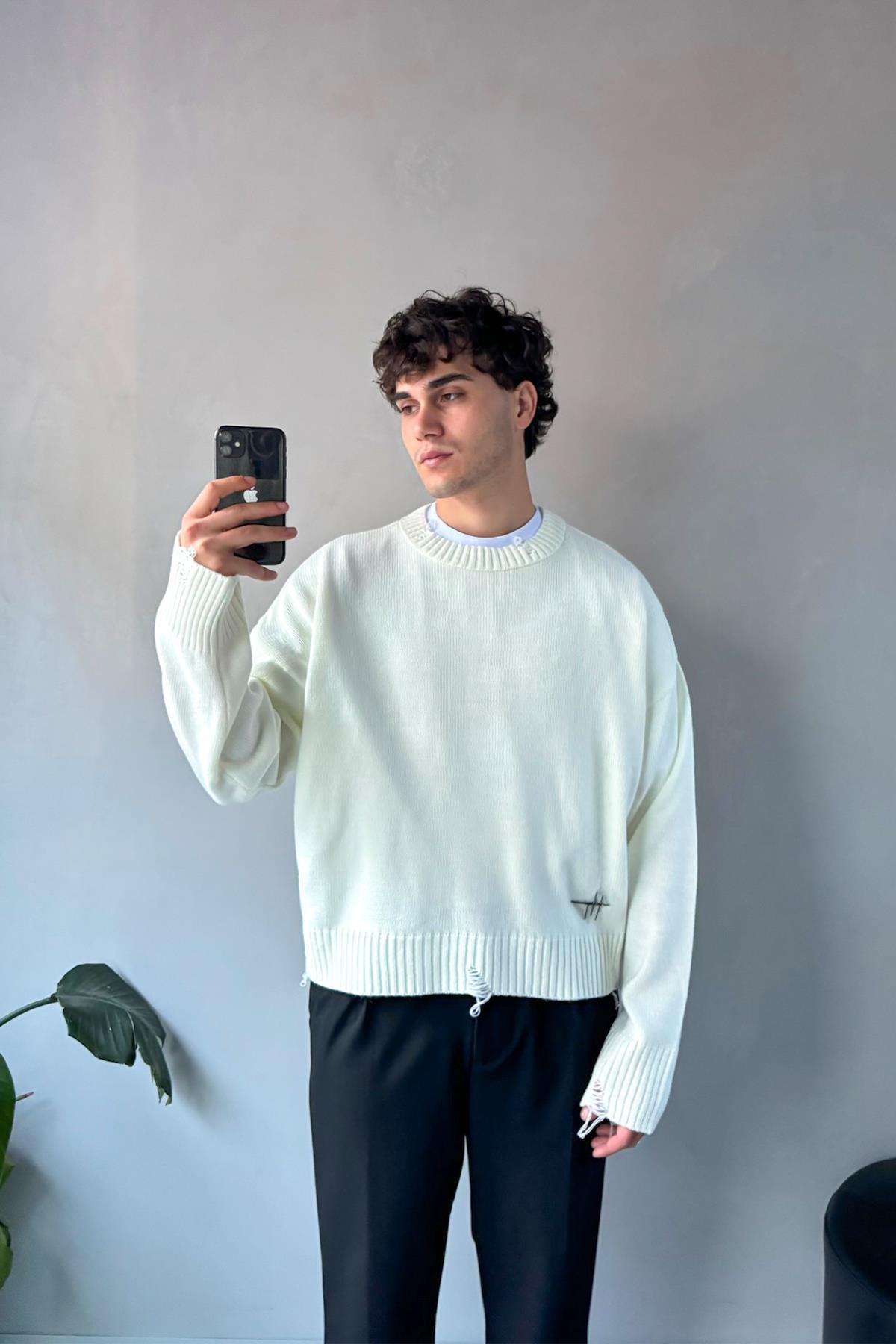 Yırtık Model Bisiklet Yaka Ekru Oversize Kazak