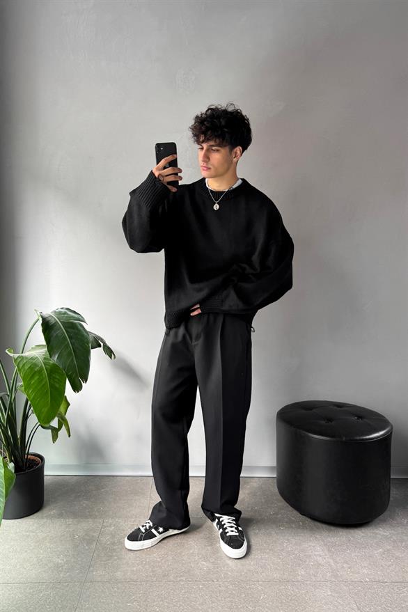 Yırtık Model Bisiklet Yaka Siyah Oversize Kazak
