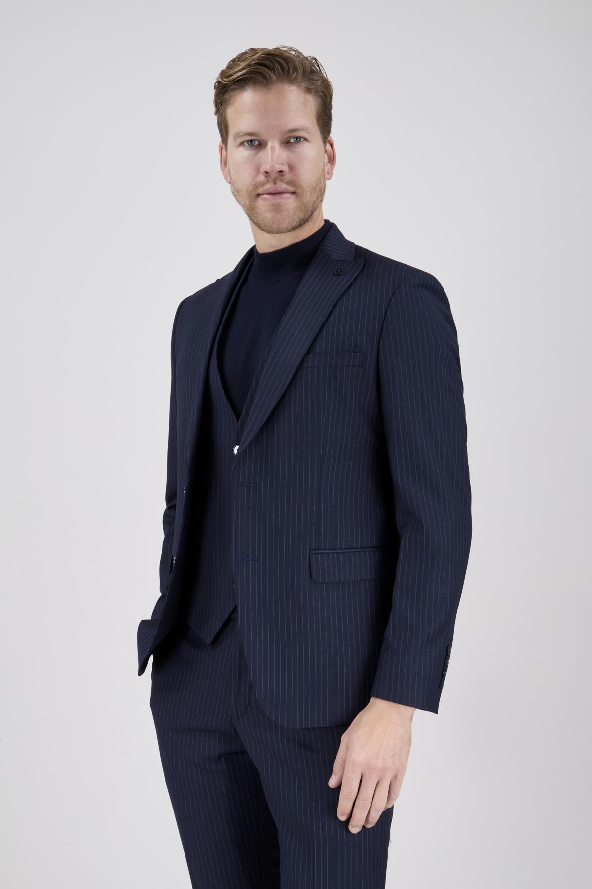 Erkek Slim Fit Sivri Yaka Açık Lacivert Yelekli Takım Elbise