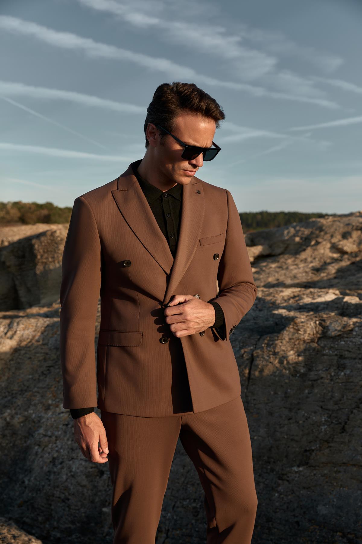 Erkek Slim Fit Sivri Yaka Puntolu Kapak Cepli Kahverengi Yarım Astar 6 Drop Kruvaze Takım Elbise
