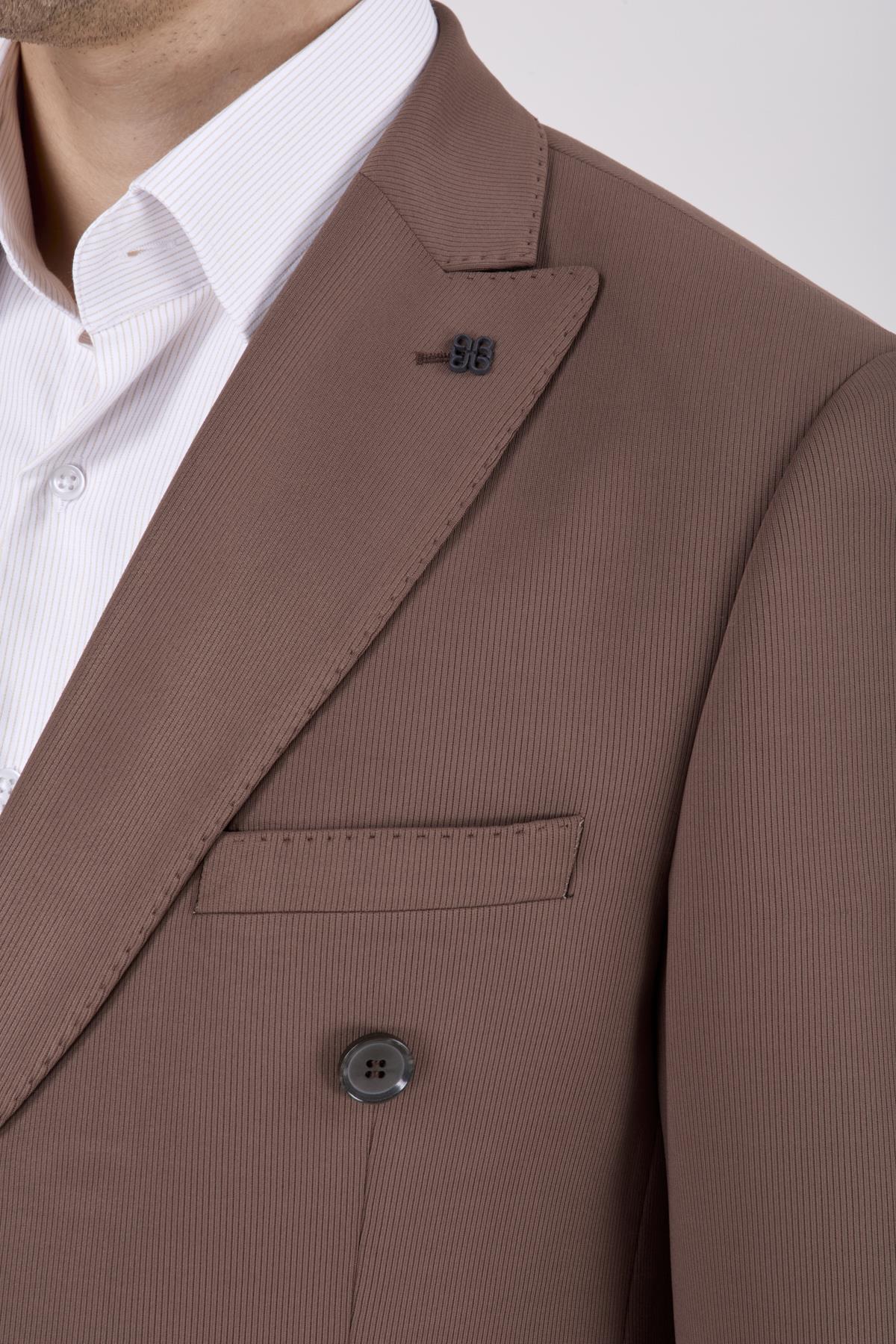 Erkek Slim Fit Sivri Yaka Puntolu Kapak Cepli Kahverengi Yarım Astar 6 Drop Kruvaze Takım Elbise