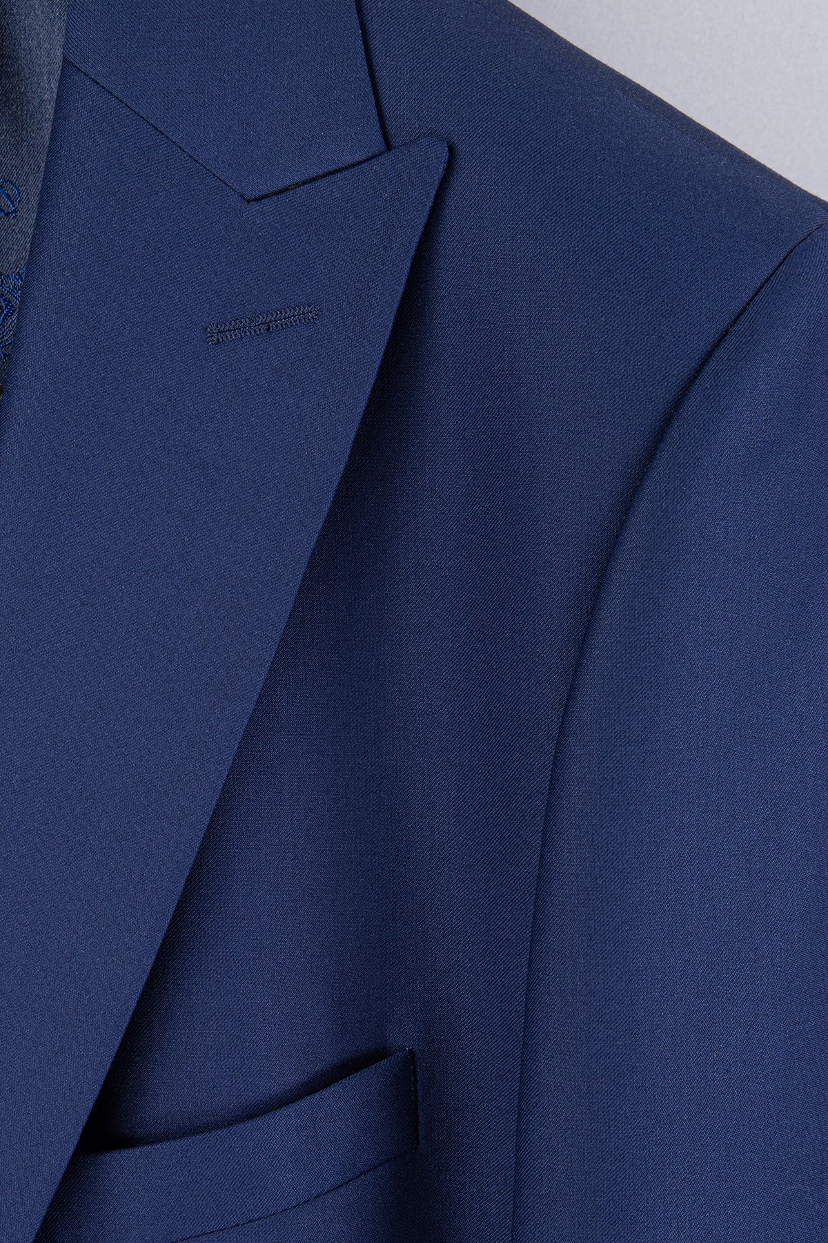 Erkek Slim Fit Sivri Yaka Parlement Yelekli 8 Drop Takım Elbise