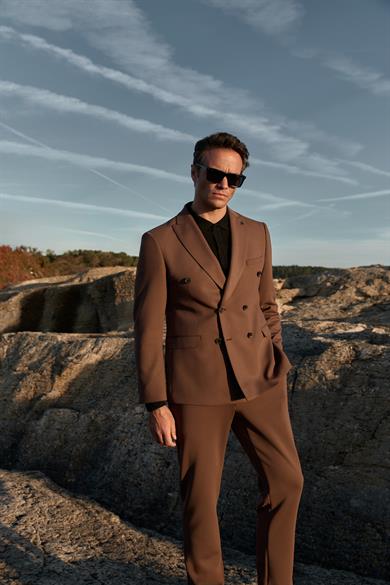 Erkek Slim Fit Sivri Yaka Puntolu Kapak Cepli Kahverengi Yarım Astar 6 Drop Kruvaze Takım Elbise