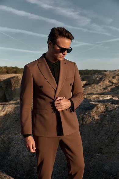 Erkek Slim Fit Sivri Yaka Puntolu Kapak Cepli Kahverengi Yarım Astar 6 Drop Kruvaze Takım Elbise