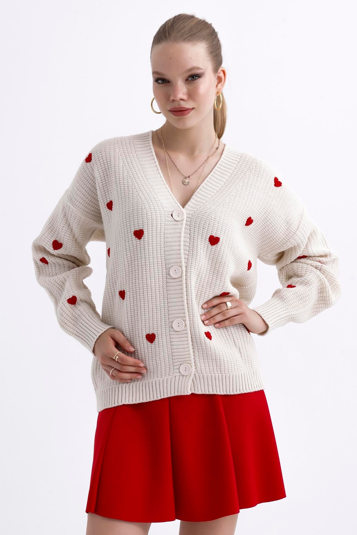 Kalp Nakışlı Düğmeli Oversize Triko Hırka - Ekru