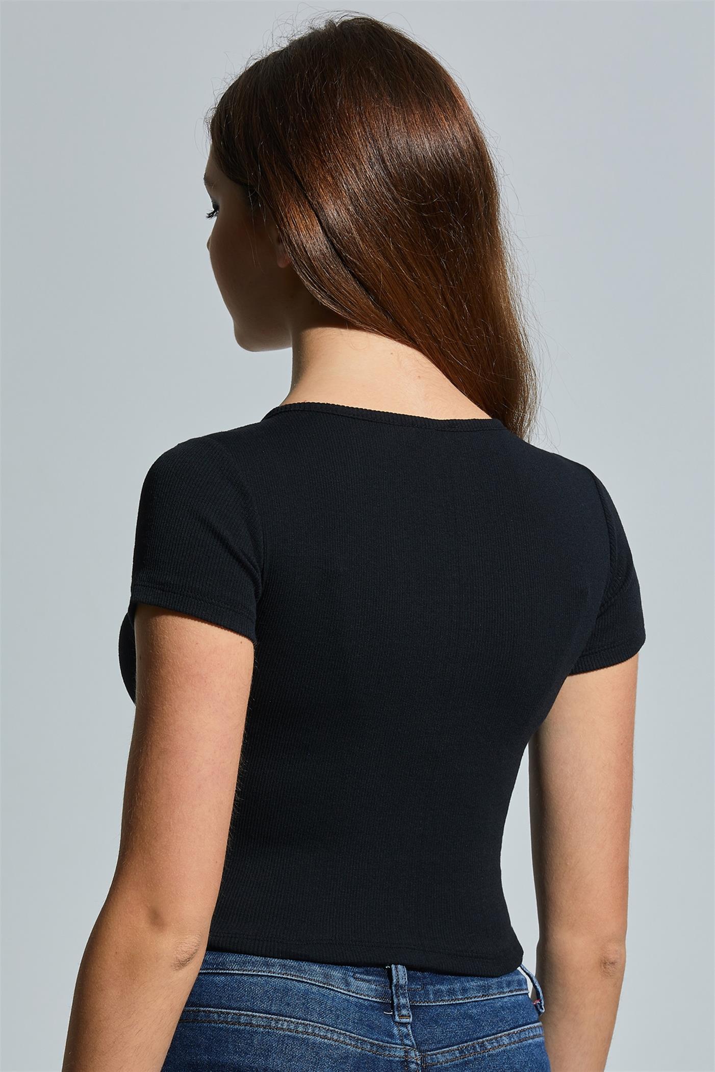 Zincir Detaylı Dekolteli Kısa Kollu Fitilli Crop Bluz - Siyah