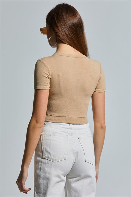 Geniş Bisiklet Yaka Armalı Fitilli Crop Bluz - Bej