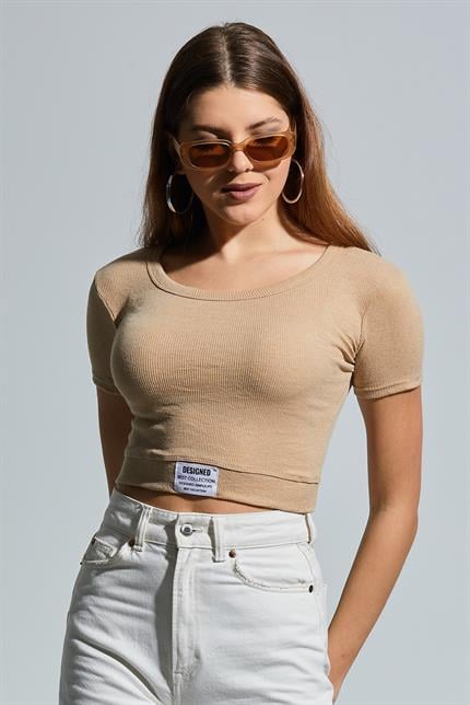 Geniş Bisiklet Yaka Armalı Fitilli Crop Bluz - Bej
