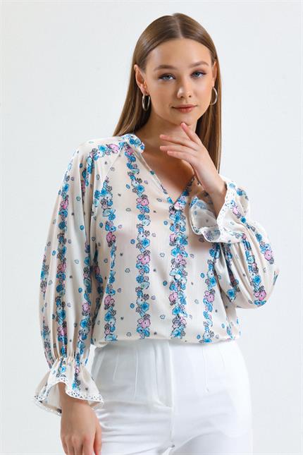 Süs Düğmeli V Yaka Volan Kollu Çiçek Desenli Yazlık Saten Bluz - Buz Mavi
