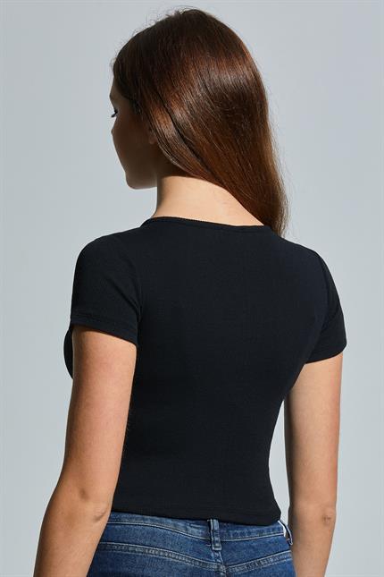 Zincir Detaylı Dekolteli Kısa Kollu Fitilli Crop Bluz - Siyah