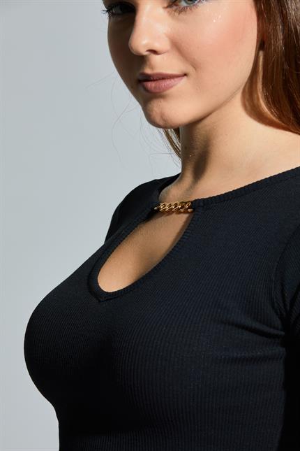 Zincir Detaylı Dekolteli Kısa Kollu Fitilli Crop Bluz - Siyah
