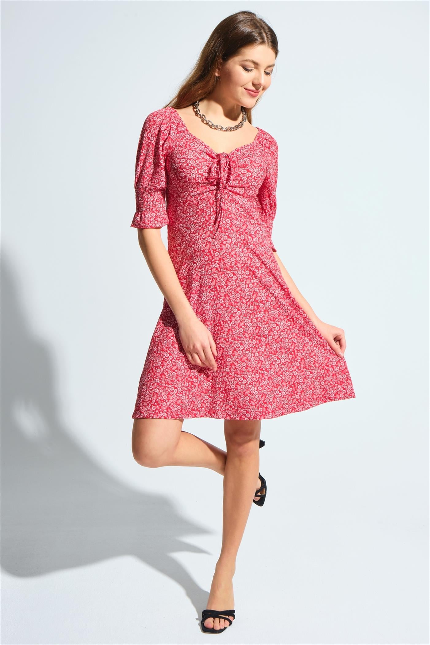 Büzgülü Kolu Gipeli Çiçek Desenli Elbise - Kırmızı