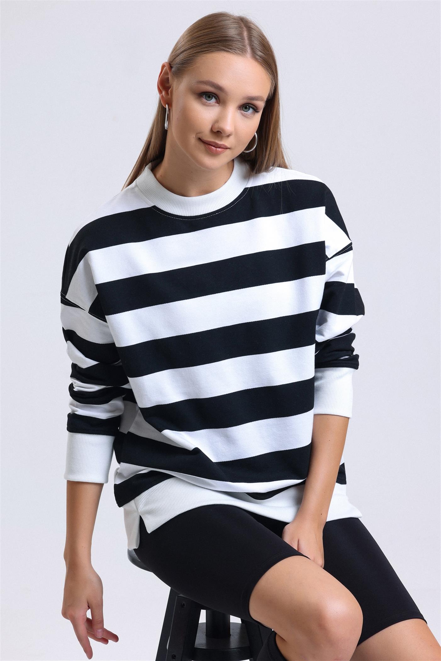 Kadın Çizgili Yumuşak Dokulu Bisiklet Yaka Dökümlü Sweatshirt - Beyaz