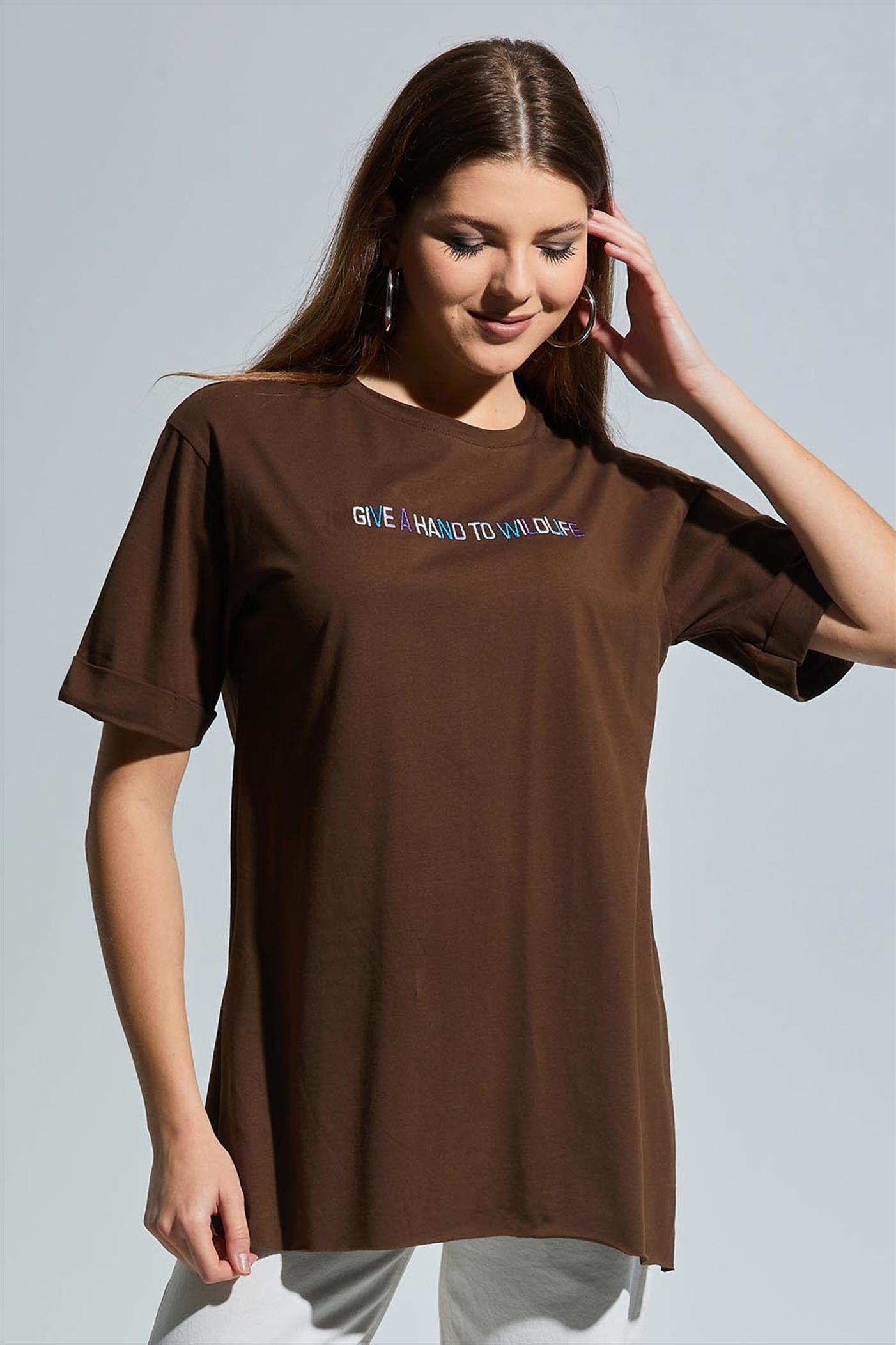 Önü Nakışlı Yırtmaçlı Oversize T-Shirt - Kahve