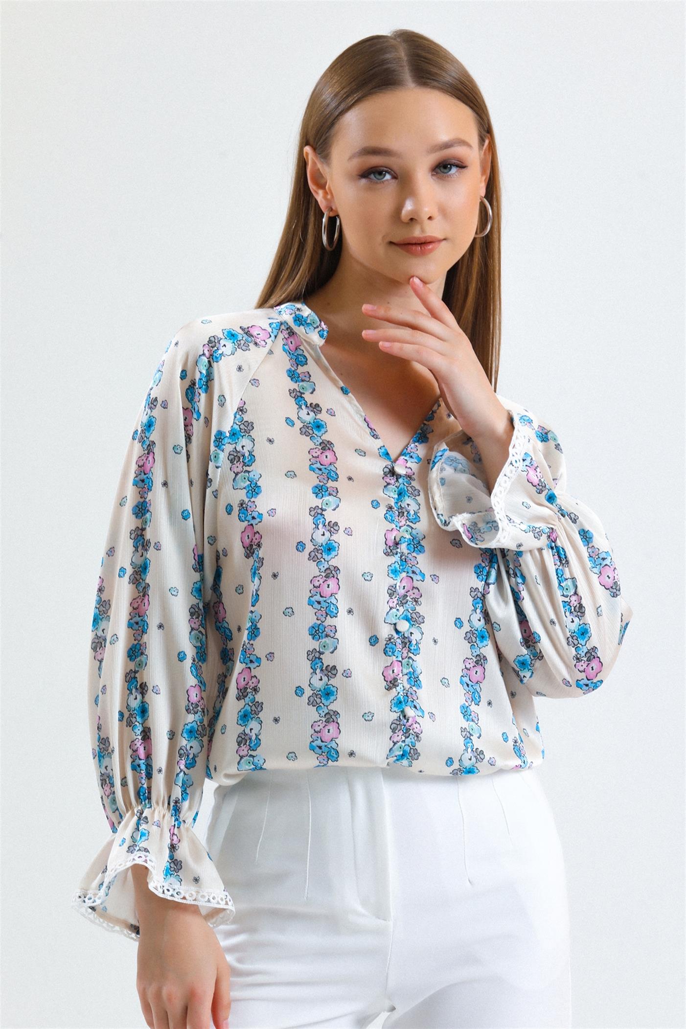 Süs Düğmeli V Yaka Volan Kollu Çiçek Desenli Yazlık Saten Bluz - Buz Mavi