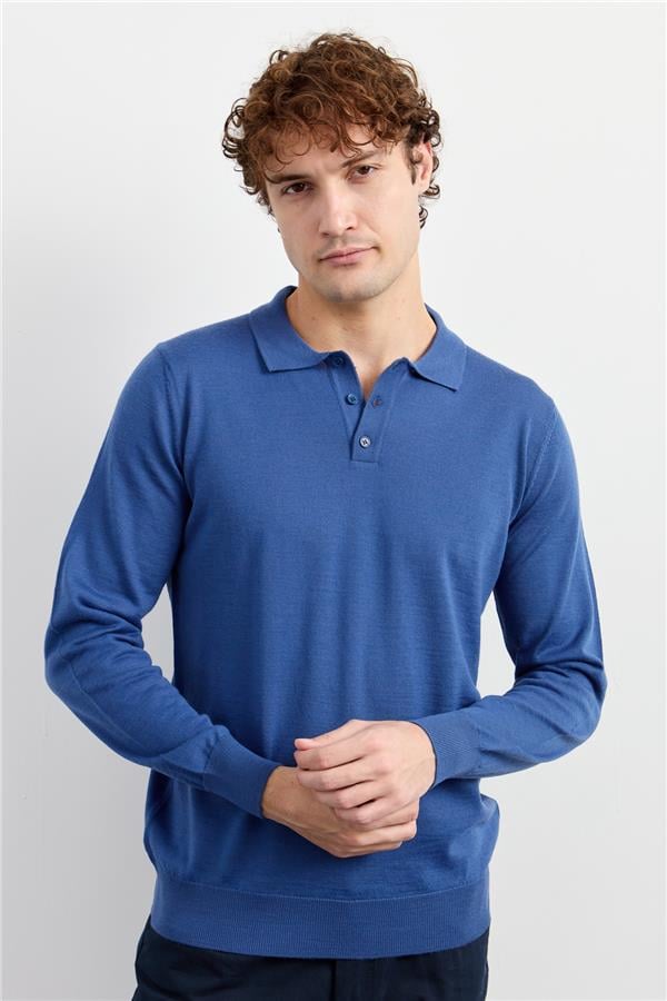 Мужской базовый трикотажный свитер с воротником-поло синий