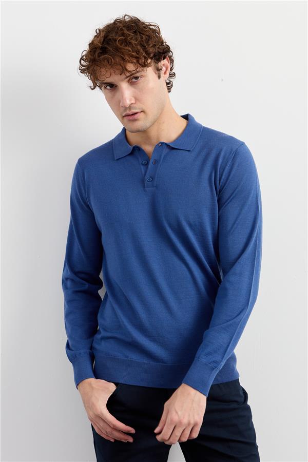 Мужской базовый трикотажный свитер с воротником-поло синий