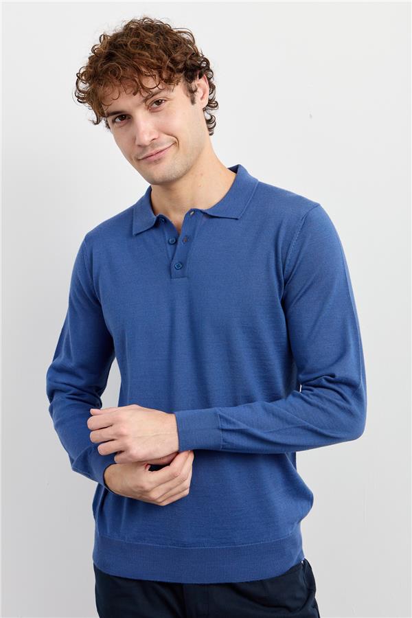 Мужской базовый трикотажный свитер с воротником-поло синий