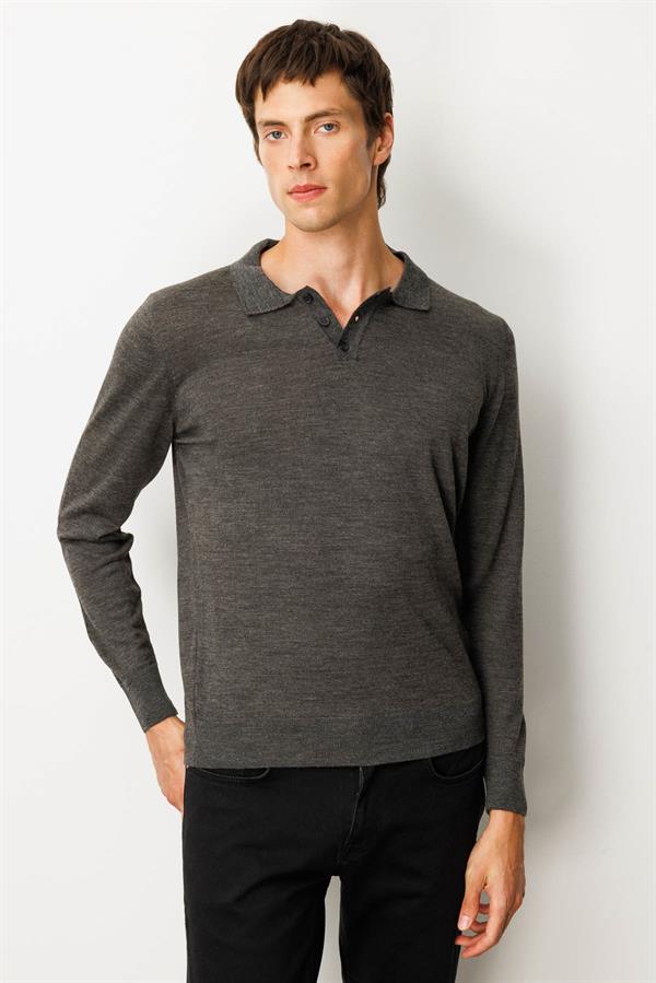 Мужской базовый трикотажный свитер с воротником поло темно-пепельно-серый