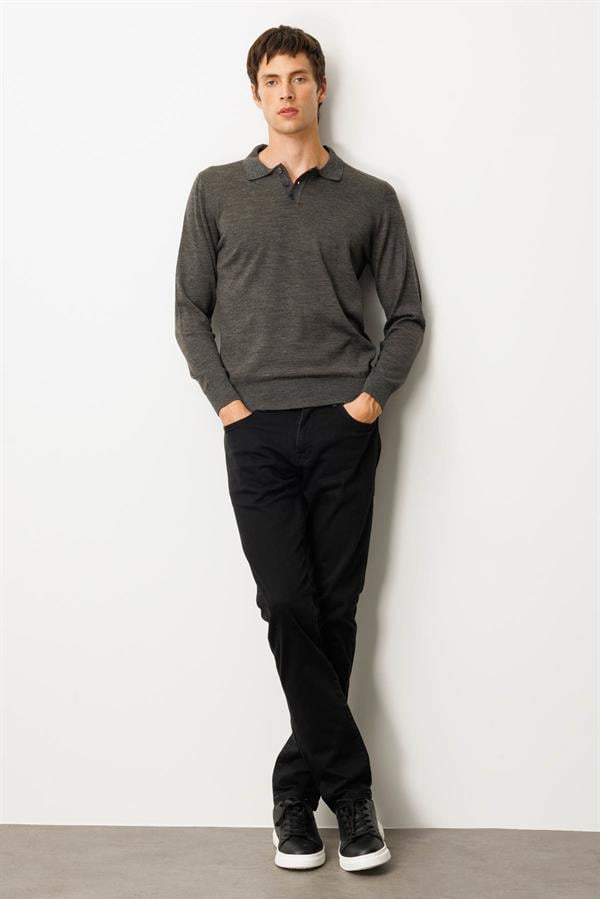 Мужской базовый трикотажный свитер с воротником поло темно-пепельно-серый