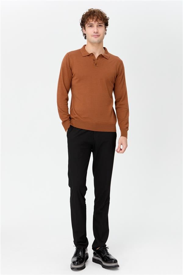 Мужской базовый трикотажный свитер с воротником-поло загар