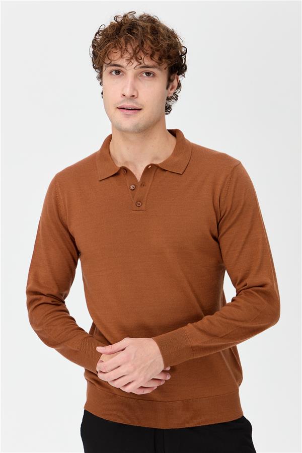 Мужской базовый трикотажный свитер с воротником-поло загар