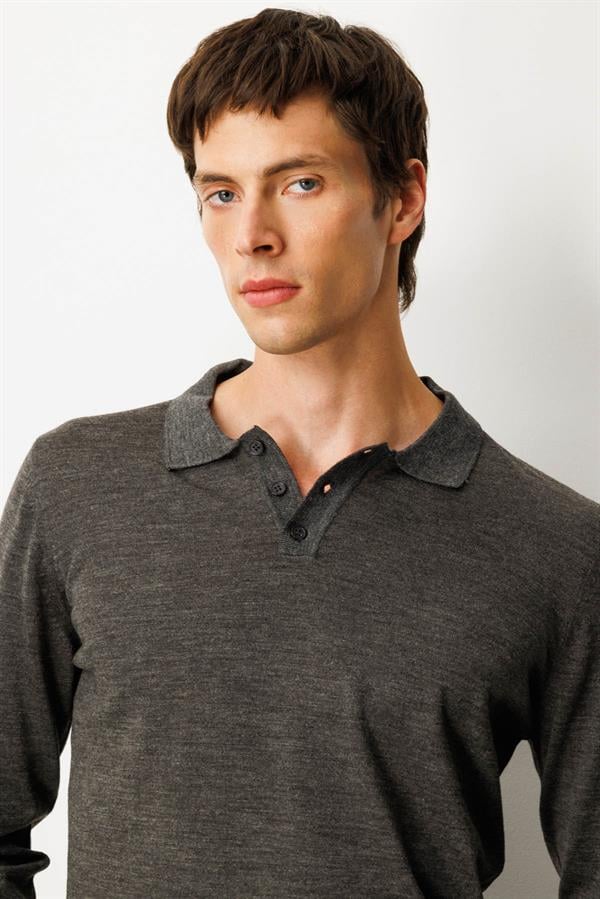 Мужской базовый трикотажный свитер с воротником поло темно-пепельно-серый