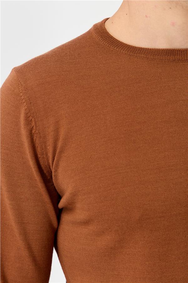 Мужской базовый свитер с круглым вырезом и трикотажем темно-загар