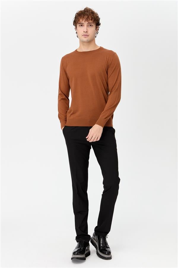 Мужской базовый свитер с круглым вырезом и трикотажем темно-загар