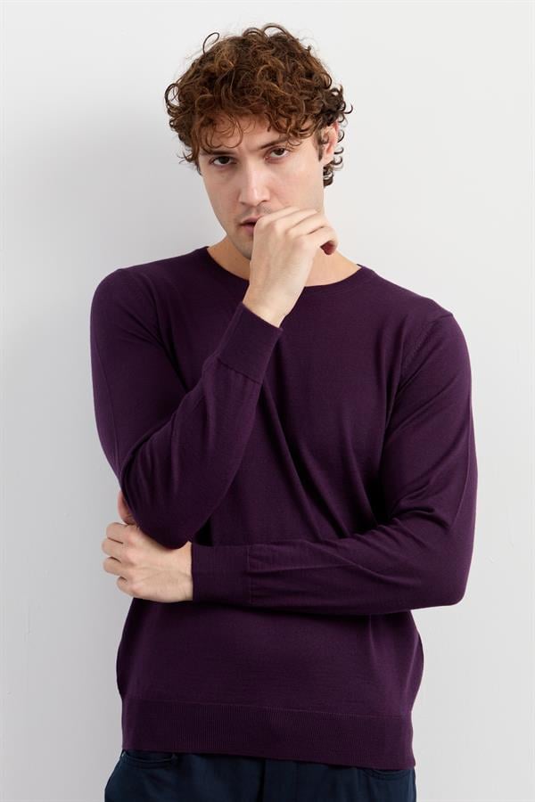 Мужской базовый свитер с круглым вырезом и трикотажем темно-фиолетовый