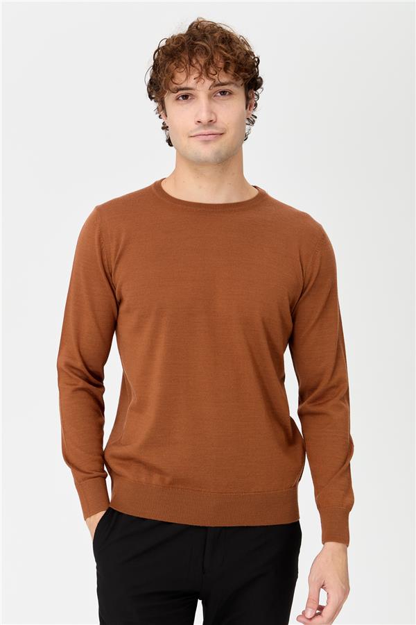 Мужской базовый свитер с круглым вырезом и трикотажем темно-загар