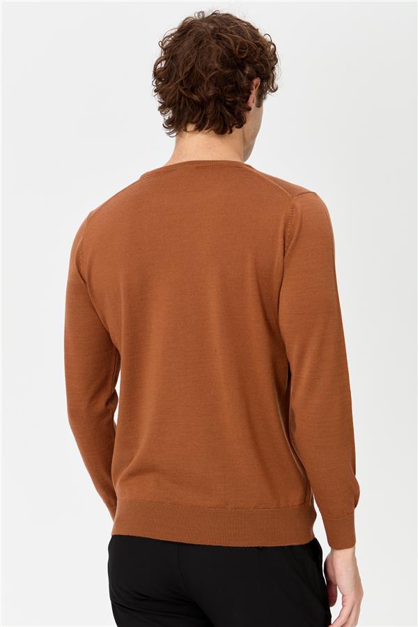 Мужской базовый свитер с круглым вырезом и трикотажем темно-загар