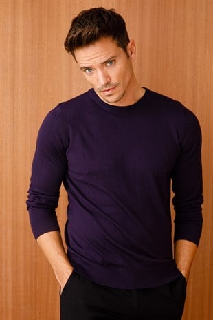Мужской базовый свитер с круглым вырезом и трикотажем темно-фиолетовый