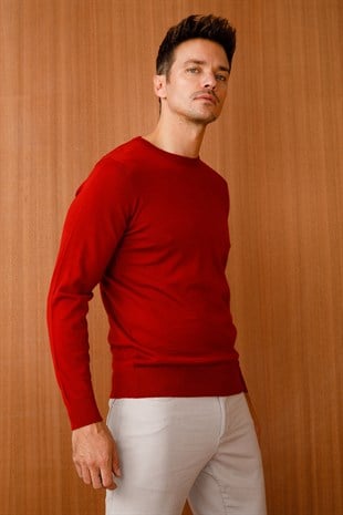 Мужской базовый трикотажный свитер с круглым вырезом темно-красный