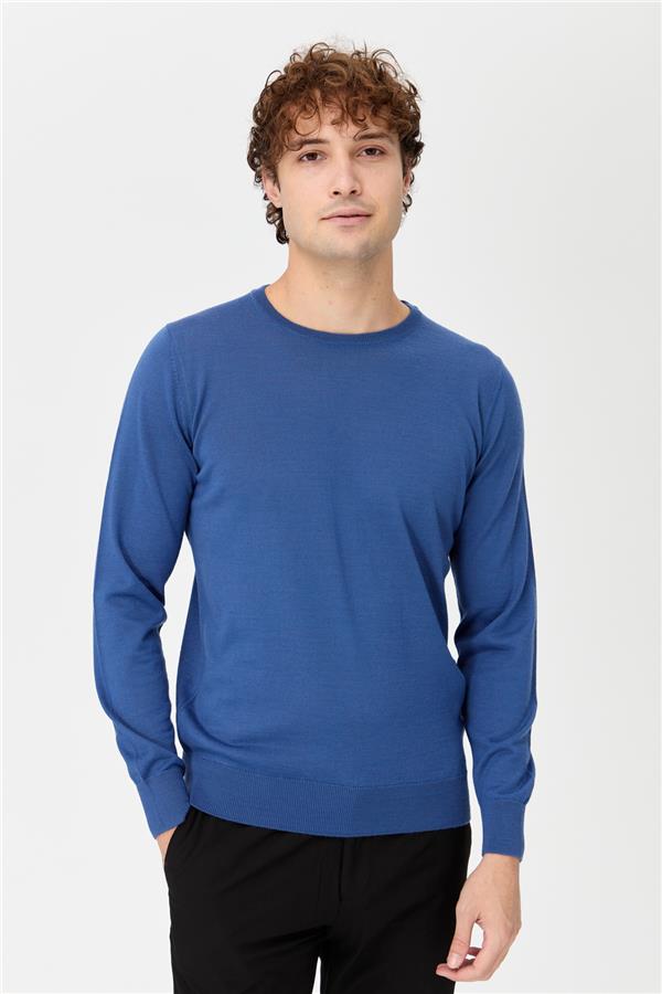 Мужской базовый свитер с круглым вырезом и трикотажем синий