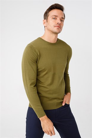 Мужской базовый свитер с круглым вырезом и трикотажем цвета хаки