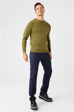 Мужской базовый свитер с круглым вырезом и трикотажем цвета хаки