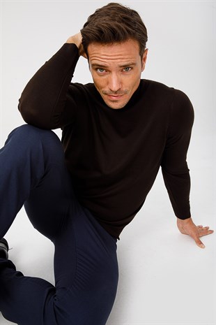 Мужской Базовый свитер с круглым вырезом темно-коричневый