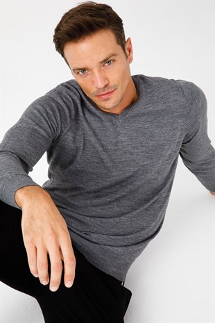 Мужской базовый трикотажный свитер с v-образным вырезом пепельно-серый