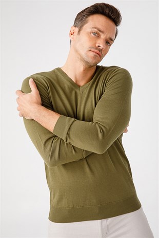 Мужской базовый трикотажный свитер с v-образным вырезом цвета хаки
