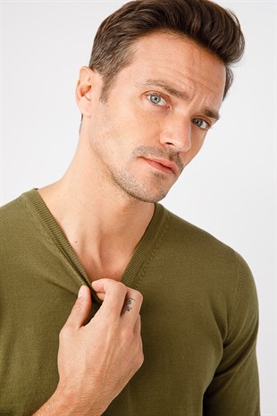 Мужской базовый трикотажный свитер с v-образным вырезом цвета хаки