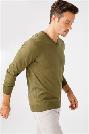Мужской базовый трикотажный свитер с v-образным вырезом цвета хаки