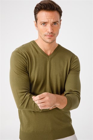 Мужской базовый трикотажный свитер с v-образным вырезом цвета хаки