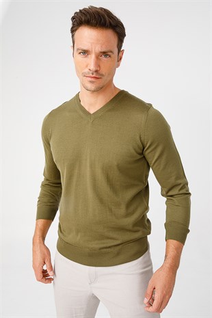 Мужской базовый трикотажный свитер с v-образным вырезом цвета хаки