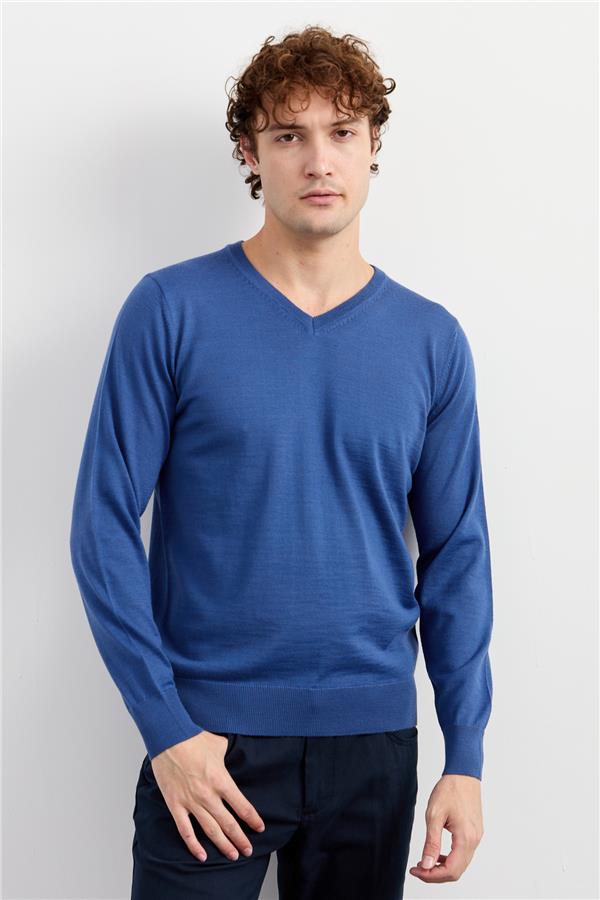 Мужской базовый трикотажный свитер с v-образным вырезом синий