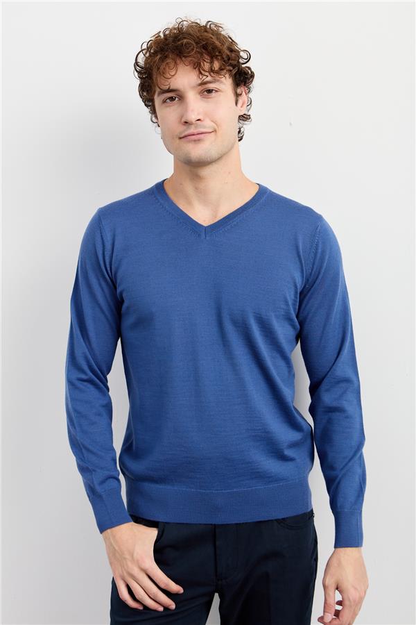 Мужской базовый трикотажный свитер с v-образным вырезом синий