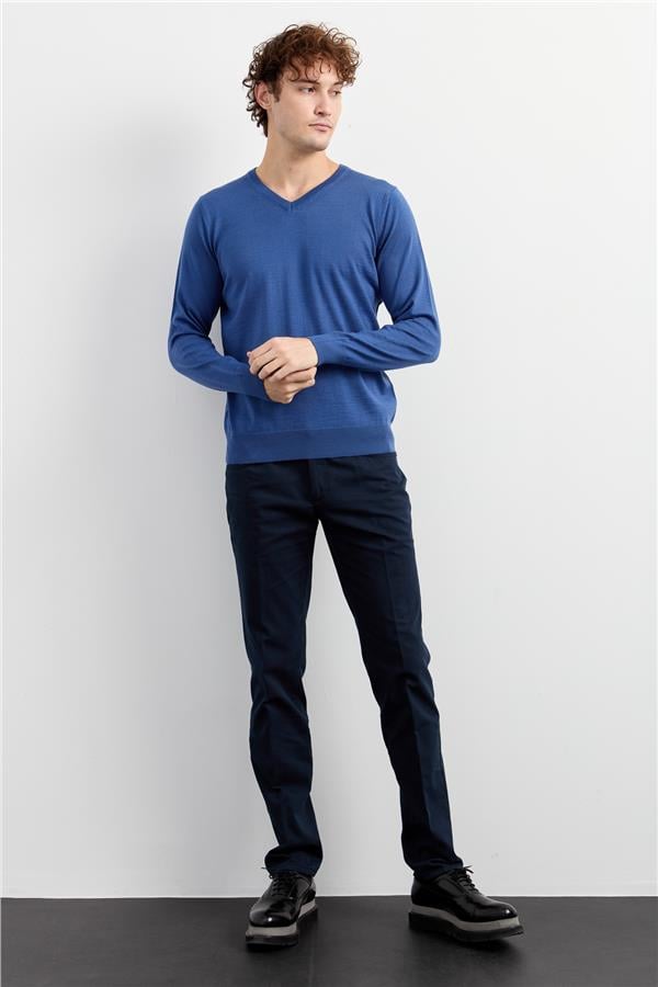 Мужской базовый трикотажный свитер с v-образным вырезом синий