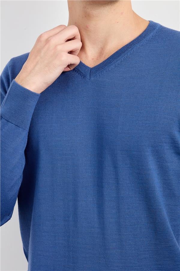 Мужской базовый трикотажный свитер с v-образным вырезом синий