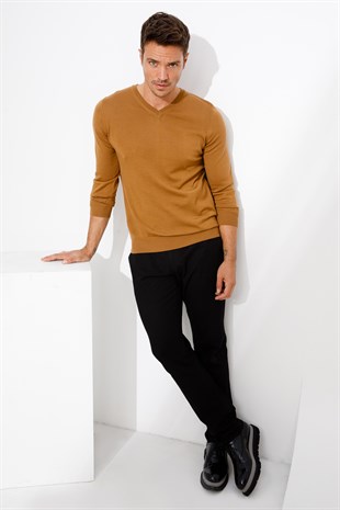 Мужской базовый трикотажный свитер с v-образным вырезом темно-верблюжий