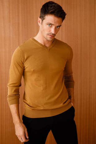 Мужской базовый трикотажный свитер с v-образным вырезом темно-верблюжий